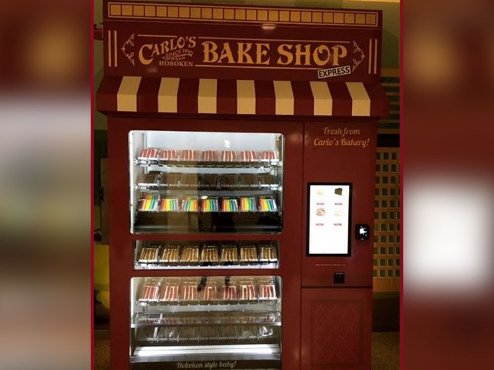 在多倫多蛋糕面包店老板Carlo把甜點放到自動售貨機售賣